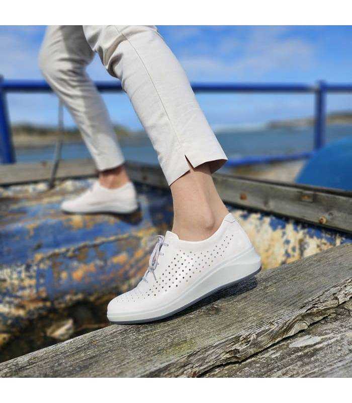 Zapato deportivo mujer de cordones de Suave by Leyland puestos en una mujer