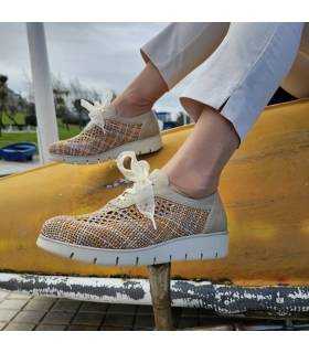 Zapatos con cordones de rejilla de Nival en color mostaza puestos en modelo, vistos de perfil