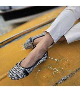 manoletinas azules de Treintas puestas en modelo ahora de rebajas