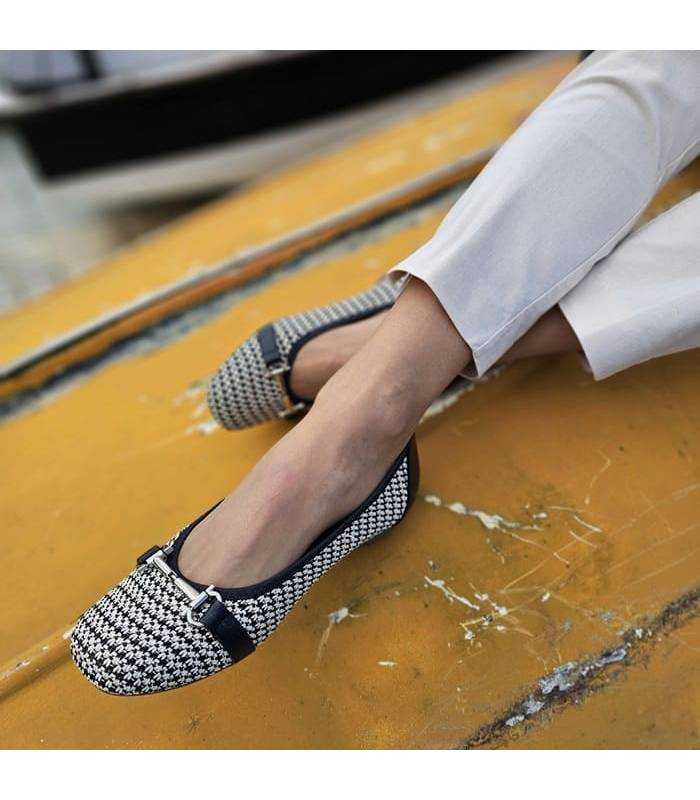 manoletinas azules de Treintas puestas en modelo ahora de rebajas