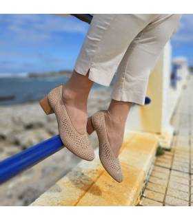 Zapatos salón rejilla beige de Nival puestos en modelo de rebajas