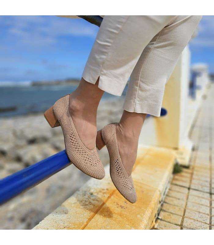 Zapatos salón rejilla beige de Nival puestos en modelo de rebajas
