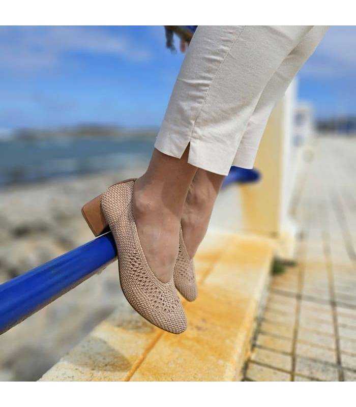 Vista de perfil del zapatos para mujer d Nival puesto en los pies