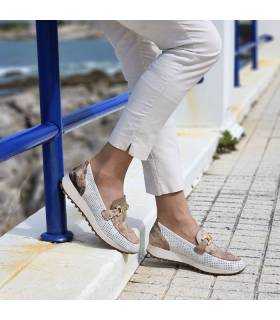 Zapato mocasin horma amplia para mujer fabricado por Kangaroos puesto en una modelo