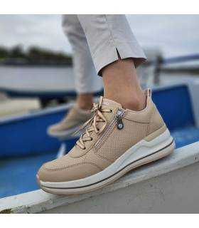 modelo posando con las deportivas Billion con cuña camel de Skechers