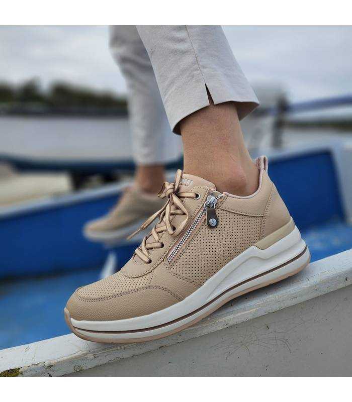 modelo posando con las deportivas Billion  con cuña camel de Skechers puestas