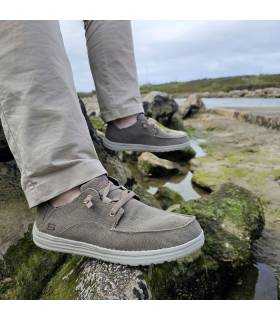 Hombre posando en la costa con los deportivos Melson de Skechers