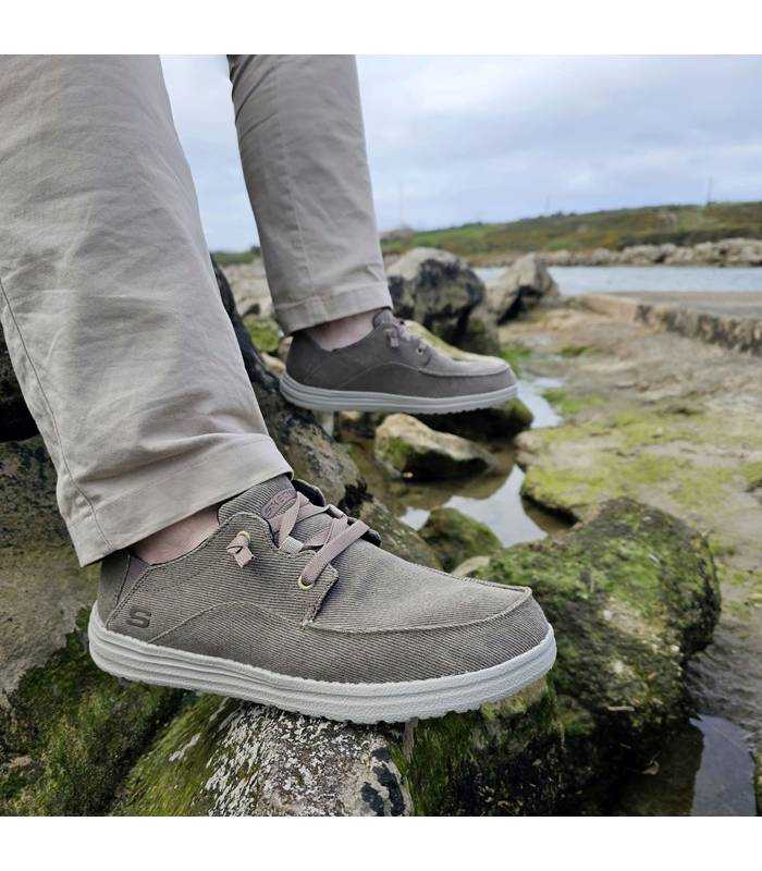 Hombre posando en la costa con los deportivos Melson de Skechers