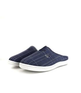 Zapatilla casa hombre Plumaflex en azul marino con diseño de rayas finas vista en semi perfil