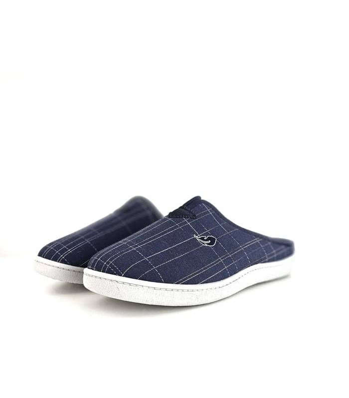 Zapatilla casa hombre Plumaflex en azul marino con diseño de rayas finas vista en semi perfil