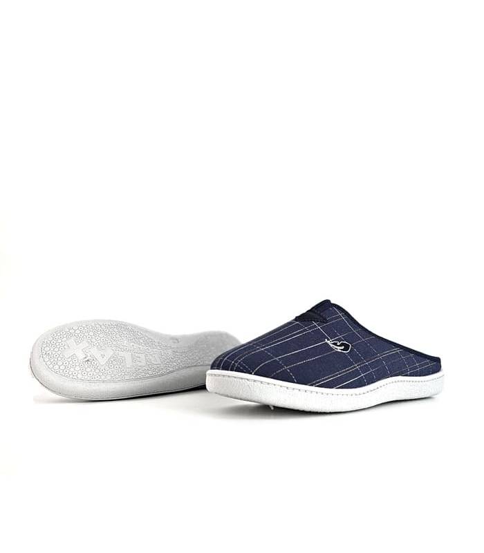 Detalle de la suela gris de goma antideslizante de la zapatilla casa hombre Plumaflex