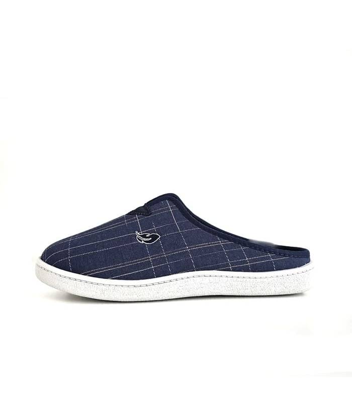 Zapatilla de casa Plumaflex para hombre en color azul marino con rayas blancas vista lateral
