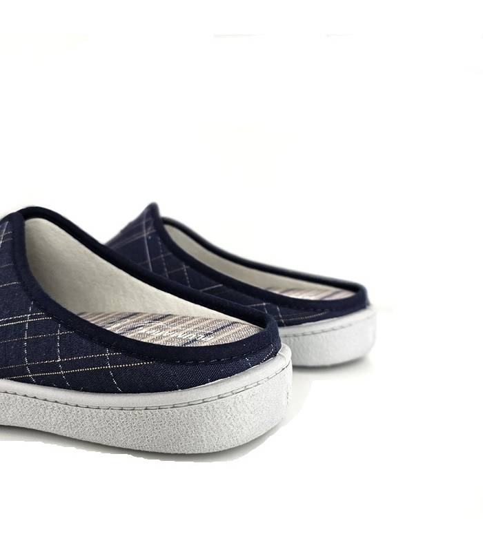 Vista trasera de la zapatilla Plumaflex con forro fresco y diseño veraniego