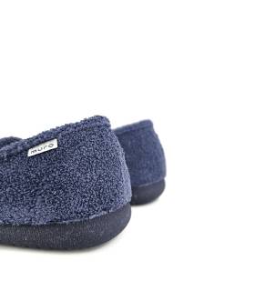 Vista trasera de zapatilla casa hombre rizo azul con corte textil fresco para verano.