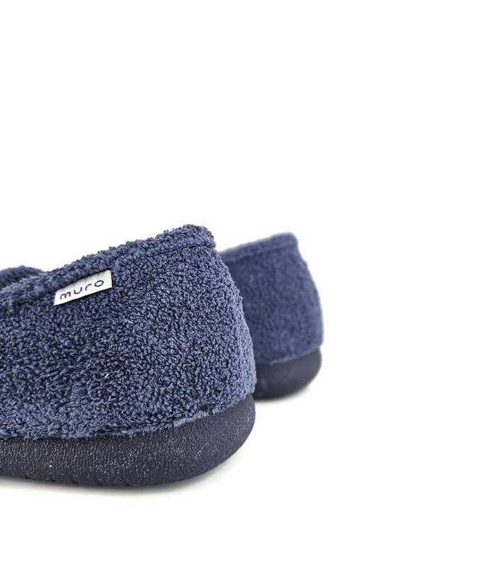Vista trasera de zapatillas casa hombre rizo azul con corte textil fresco para verano.