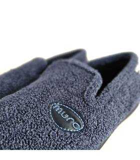 Detalle tejido toalla en zapatilla casa hombre rizo azul, fresca y lavable para verano.