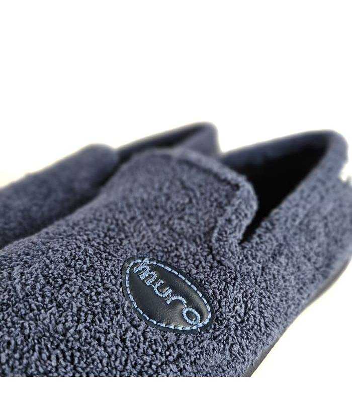 Detalle tejido toalla en zapatilla casa hombre rizo azul, fresca y lavable para verano.