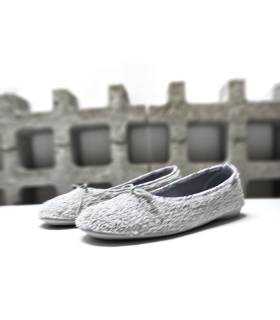 Zapatillas mujer casa gris verano con lacito y plantilla floral.