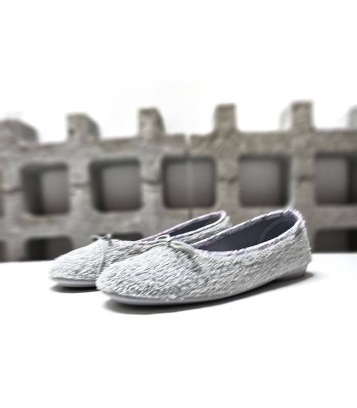 Zapatilla mujer casa gris verano con lacito y plantilla floral.