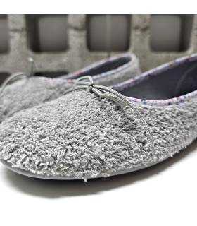 Detalle tejido toalla gris zapatilla mujer casa verano.