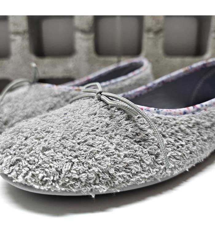 Detalle tejido toalla gris zapatillas mujer casa verano.