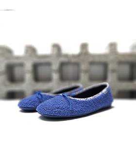 Zapatilla mujer casa azul verano con tejido toalla y lacito decorativo.