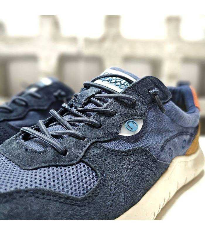 Detalle tejido técnico y piel zapatilla azul Coronel Tapioca.
