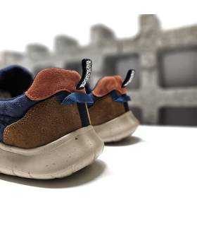 Vista trasera zapatilla hombre azul Coronel Tapioca, detalle en cuero.