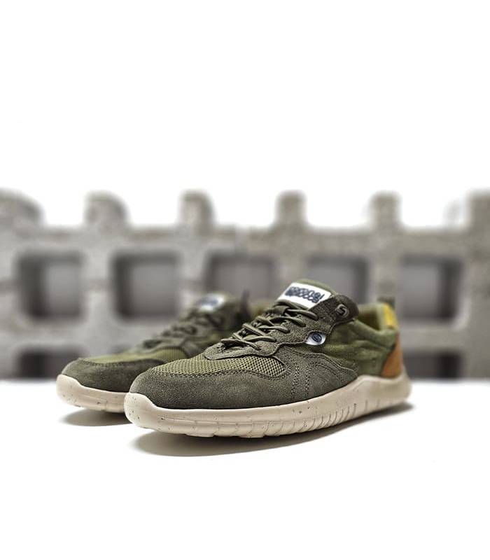 Zapatilla verde hombre casual con cordones y combinación textil piel.