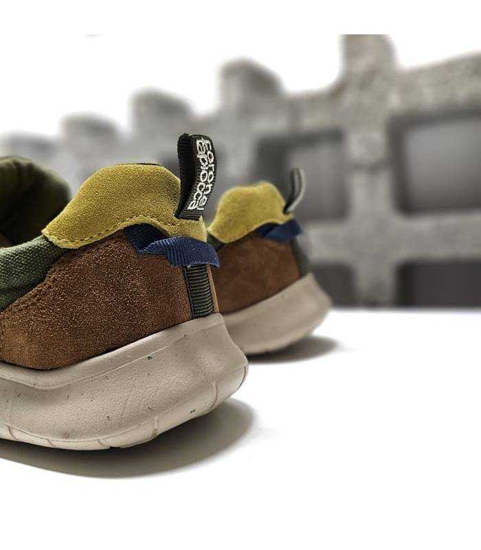 Vista trasera zapatilla hombre verde Coronel Tapioca con detalle cuero.