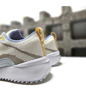 Vista trasera deportivos mujer Kangaroos textil colores beige taupe.