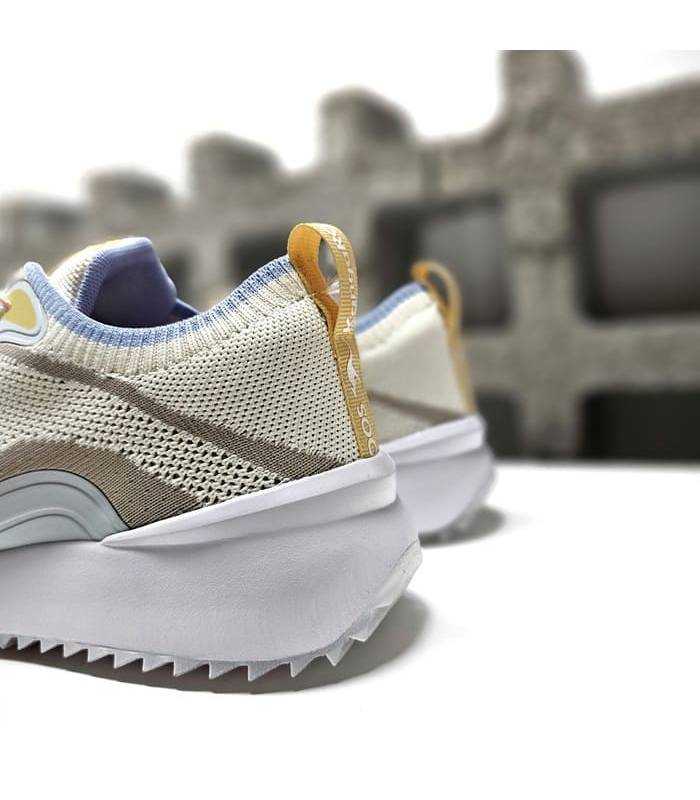 Vista trasera deportivos mujer Kangaroos textil colores beige taupe.