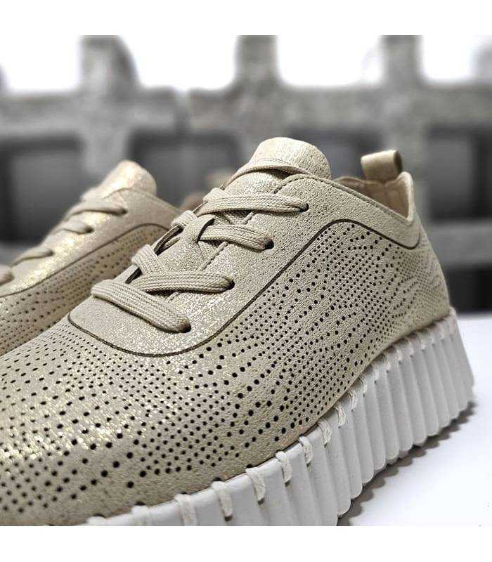 Detalle piel calada dorada y puntadas decorativas zapatilla Walk Fly.