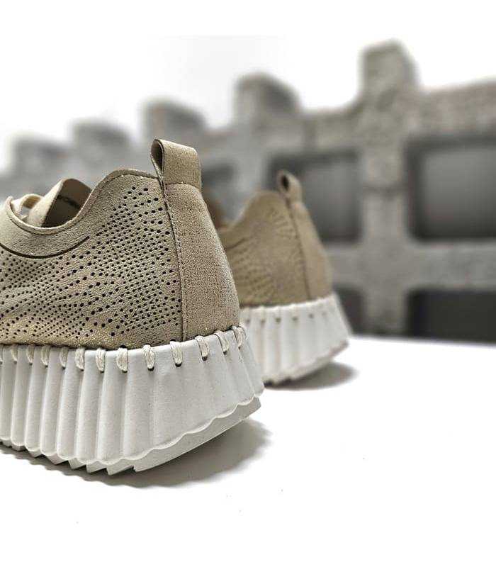 Vista trasera zapatilla dorada mujer Walk Fly con tirador y calado.