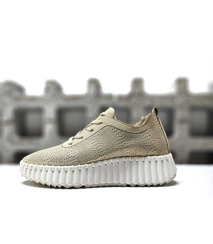 Zapatilla mujer dorada calada Walk Fly vista lateral con plataforma.