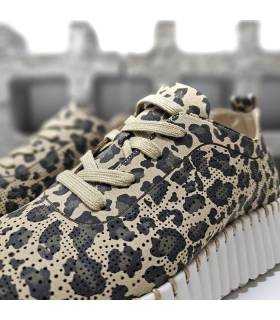 Detalle piel animal print suave zapatos deportivo Walk Fly para mujer.