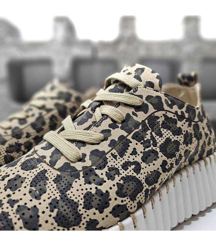 Detalle piel animal print suave zapatos deportivo Walk Fly para mujer.