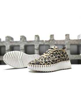 Suela estriada y plataforma zapato Walk Fly mujer con puntadas decorativas.