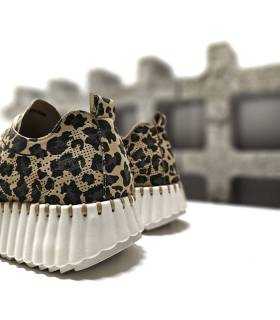 Vista trasera zapato deportivos mujer Walk Fly con tirador y animal print.