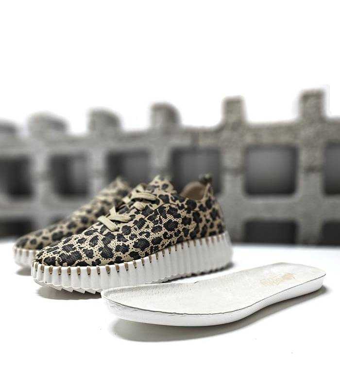 Plantilla extraída junto a deportivo mujer animal print
