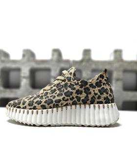 Zapato deportivo mujer animal print Walk Fly con plataforma vista lateral.