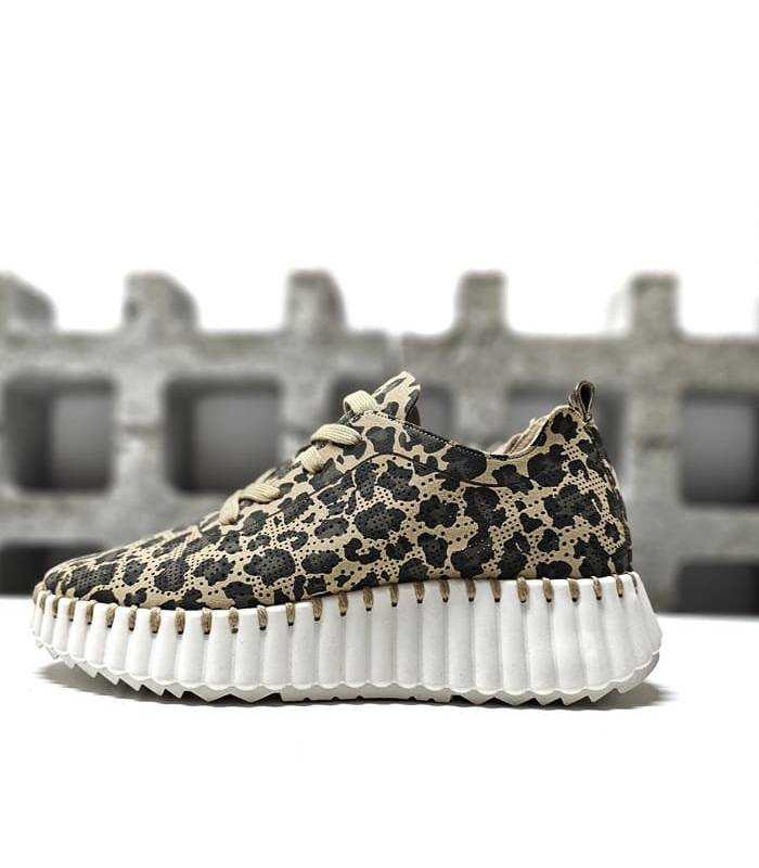 Zapato deportivo mujer animal print Walk Fly con plataforma vista lateral.