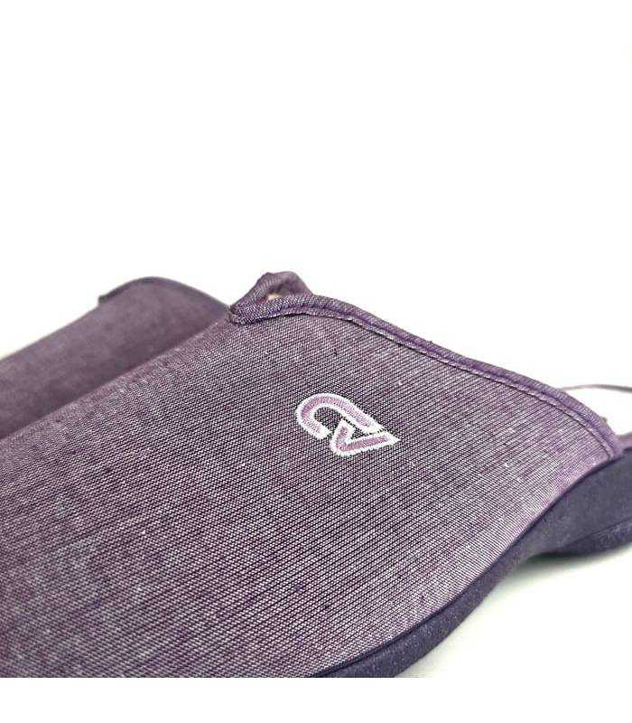 detalle lona lila zapatillas casa mujer Cabrera logo bordado