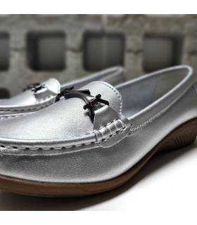 detalle hebilla decorativa mocasín piel plateado Vicmart