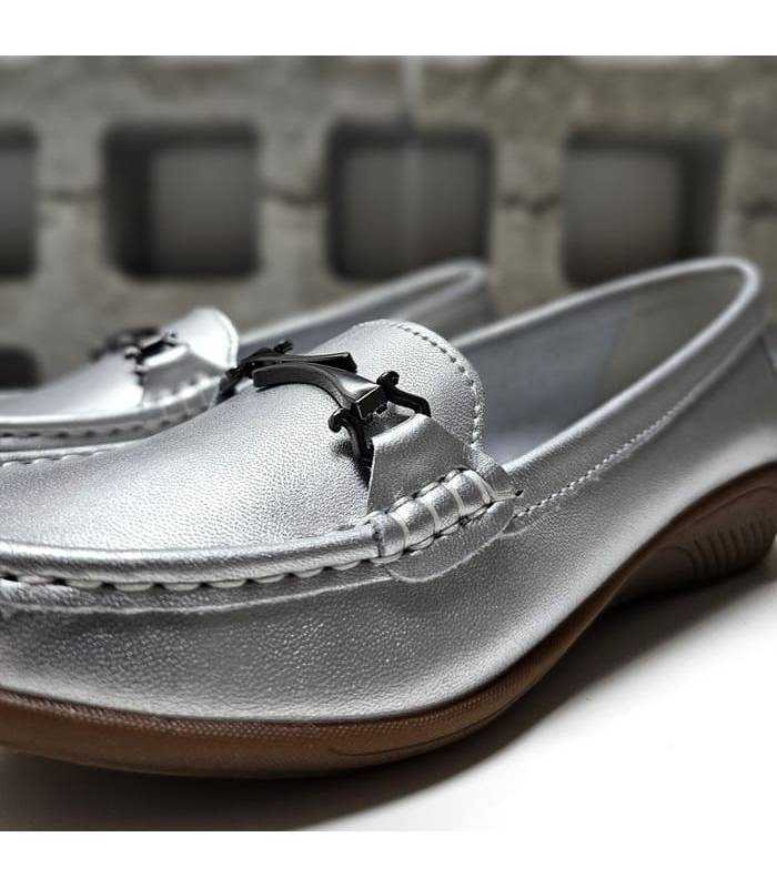 detalle hebilla decorativa mocasínes piel plateado Vicmart