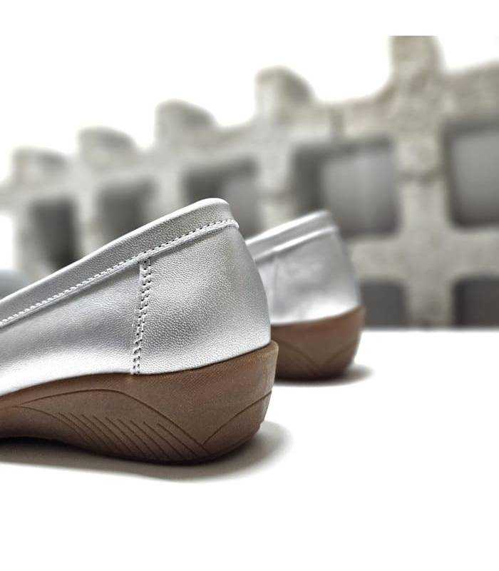 vista trasera mocasín plateado mujer cuña 3 cm goma