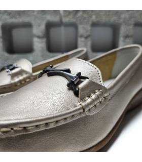 detalle hebilla mocasín mujer piel dorado Vicmart