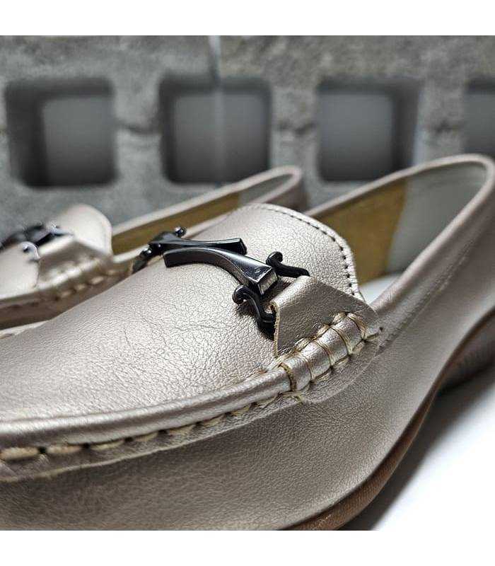 detalle hebilla mocasín mujer piel dorado Vicmart