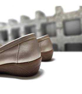 mocasín dorado mujer vista trasera zapato cuña cómoda