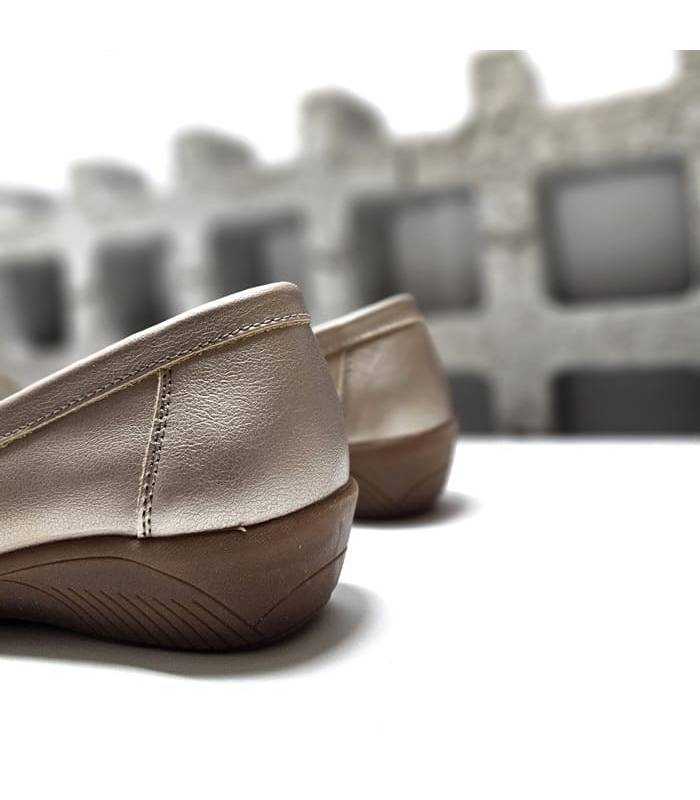 mocasín dorado mujer vista trasera zapato cuña cómoda